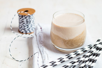 Cafe-au-lait-Smoothie (Kaffee, Joghurt, Haselnuss, Banane und Ba