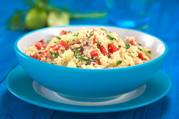 Frischer Taboule, ein arabischer vegetarischer Salat aus Couscous, Tomate, Gurke, Zwiebel, Knoblauch, Petersilie und Zitronensaft (Selektiver Fokus, Fokus ein Drittel in das Gericht)