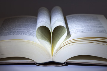Buch aufgeschlagen, Blätter Herzform