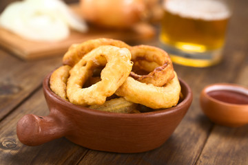 Frische hausgemachte in Bierteig gebratene Zwiebelringe (Selektiver Fokus, Fokus auf die...