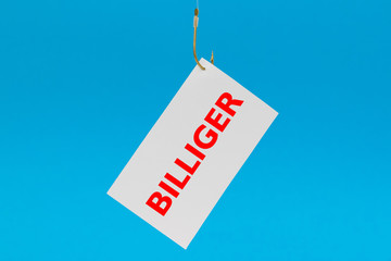 Preisschild am Haken vor blauem Hintergrund