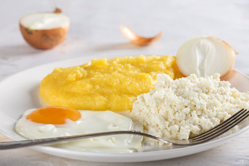 Polenta with egg, cheese and onion