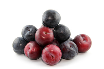 Pyramide aus Pflaumen auf weißem Hintergrund