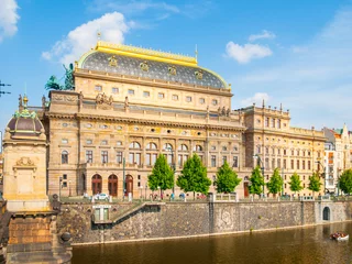 Selbstklebende Fototapeten Prague National Theater on sunny day © pyty