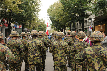 Zürich: Schweizer Armee-Soldaten marschieren an der Bundesfeier durch die Bahnhofstrasse 