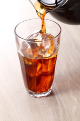 グラスに注ぐアイスコーヒー