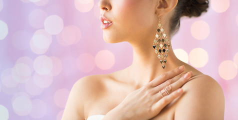Obraz na płótnie Canvas close up of beautiful woman with earrings
