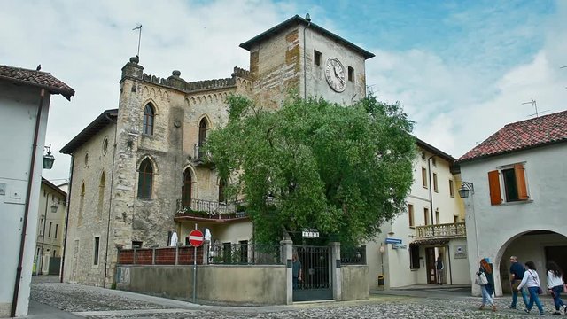 porta medievale orientale di accesso alla citt&agrave; a Spilimbergo, Friuli, Italia