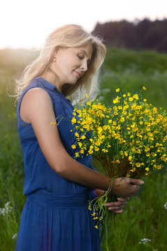 Портрет красивой женщины в поле с цветами