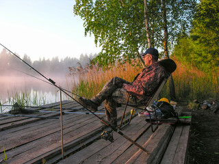  Рыбак встречает рассвет на берегу лесного озера