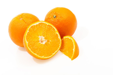 Saftige Orangen auf weißem Hintergrund, Apfelsinen, vielseitig, erfischend und gesund, frische Zutaten für leckere Cocktails, Säfte und Marmeladen, Saftbar, vegane Ernährung