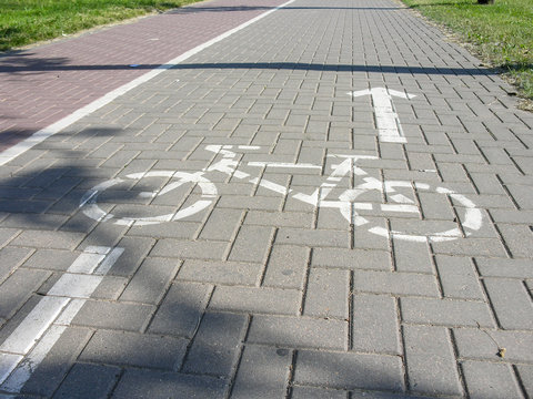 Велосипедная дорожка граничит с пешеходным тротуаром