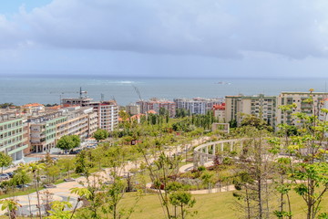 Fototapeta na wymiar Vista do Parque dos Poetas em Oeiras com o Bugio em Fundo