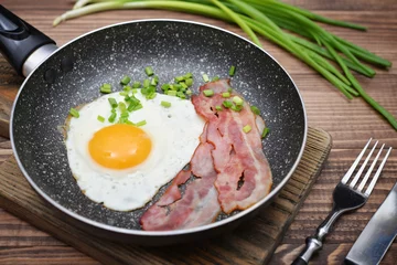 Keuken foto achterwand Spiegeleieren Bacon with sunny side up egg