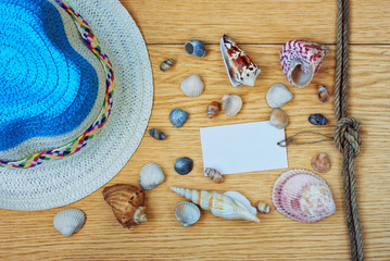 Fototapeta na wymiar summer straw hat and seashells