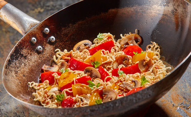 Asian noodles with bell pepper and mushrooms