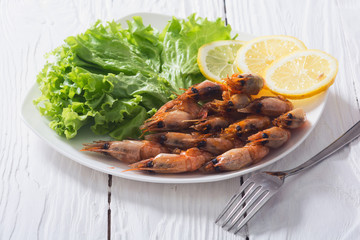 Fried shrimp with lemon & salad