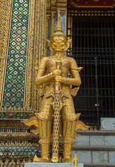 Fototapeta na wymiar golden giant at grand palace bangkok.thailand
