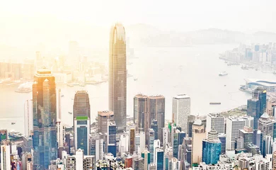 Foto auf Leinwand Geschäftskonzept für Immobilien- und Unternehmensbau - Panorama-Vogelperspektive der modernen Skyline der Stadt mit dramatischem Sonnenaufgang und blauem Morgenhimmel in Hongkong (HK), China © voyata
