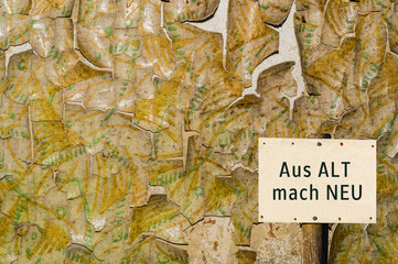 Aus Alt mach Neu Schild Abblättern Wand