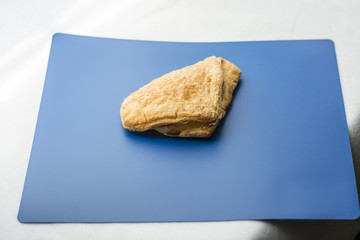 слойки с начинкой из лука и картофеля.