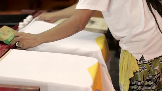 screen printing t shirts on print device