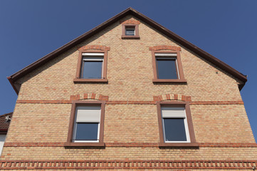 Altes Haus mit sanierter Klinkerfassade 