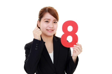 数字を持つ笑顔のビジネスウーマン