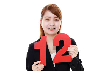 数字を持つ笑顔のビジネスウーマン