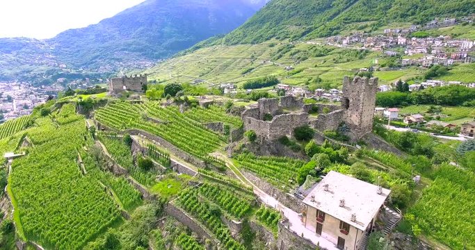 Aerial 4k - Valtellina - Vista aerea della zona del Grumello con omonimo castello