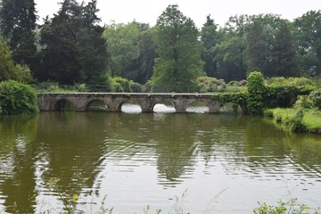 Fototapeta na wymiar Brücke Wassergraben