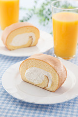 ロールケーキとオレンジジュース