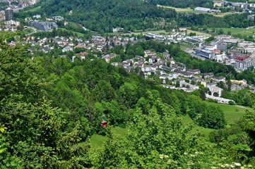 Fototapeta na wymiar Blick von der Felsenegg mit Luftseilbahn auf das Quartier Zürich - Leimbach an der Grenze zu Adliswil. Agglomeration am Waldrand im Frühling 
