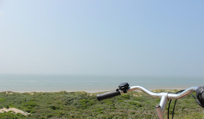 Fototapeta na wymiar Fahrradlenker, Fahrradfahren an der Küste 