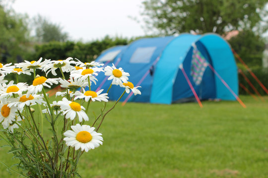 Blaues Zelt auf dem Campingplatz, Zelten macht Spa&szlig;
