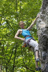 Naklejka na ściany i meble junge Frau beim Klettern in der Steiermark, Österreich