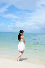 沖縄の海でくつろぐ女性 