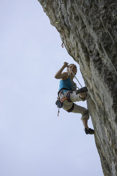 junge Frau beim Klettern in der Steiermark, Österreich