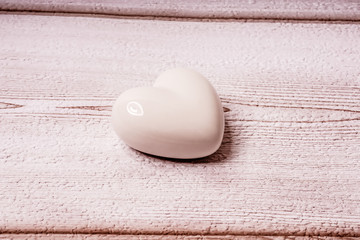 Weißes Herz auf Holzuntergrund