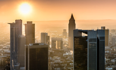 Frankfurt im Sonnenuntergang - 112836420
