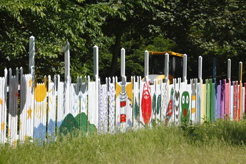 Bunter bemalter Holzgartenzaun , Eutin, Schleswig-Holstein, Deutschland, Europa
