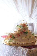 Obraz na płótnie Canvas Beautiful white wedding cake decorated with sweet roses