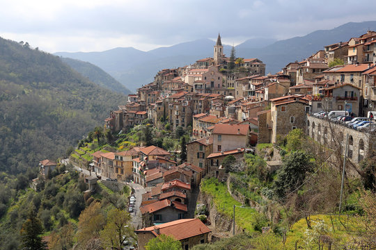 Panoramaansicht des Bergdorfs Apricale, Ligurien