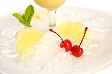 Coctail Pinacolada in bowl glass.