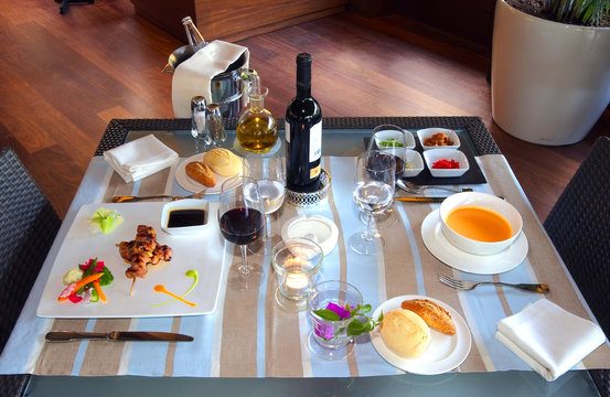 mesa puesta para empezar a comer, con todo el atrezzo