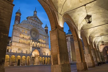 Photo sur Plexiglas Monument Cremona - The cathedral  Assumption of the Blessed Virgin Mary  and the portico of the Town hall at dusk.