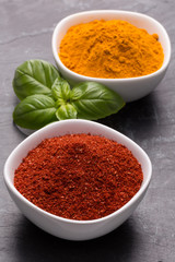 Tanduri Masala und Kurkuma mit Basilikum in weißer Schale auf d