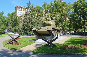 Памятник танку Т-34-85 на улице Народного ополчения в...
