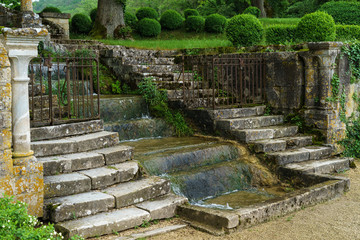 Fallbrunnen mit zwei begleitenden Treppen im Zisterzienserkloster Fontenay in Burgund (UNESCO Weltkulturerbe)