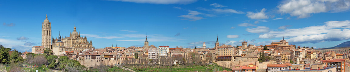 Fototapeta na wymiar SEGOVIA, SPAIN, APRIL - 14, 2016: Cathedral Nuestra Senora de la Asuncion y de San Frutos de Segovia and the panorama of the town.